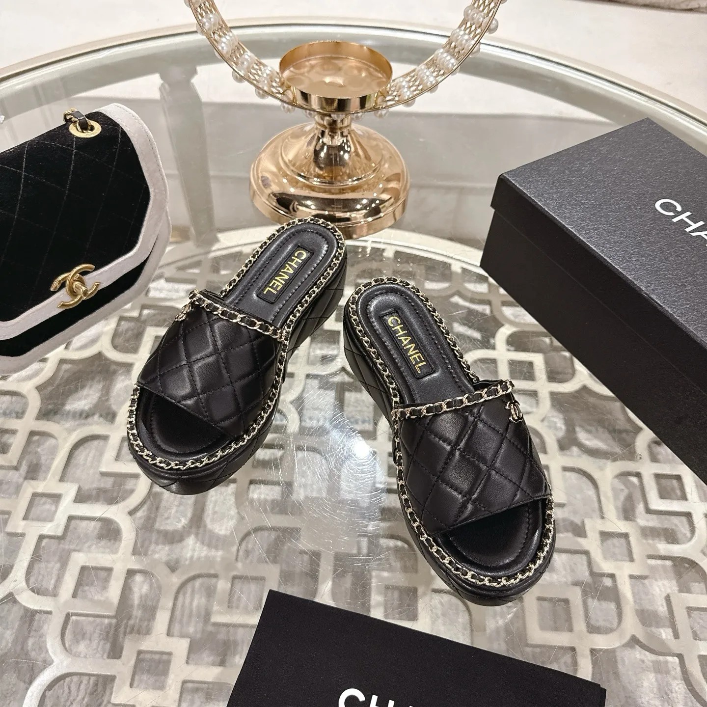 👟👟Ex-factory price 600👟👟 𝐂𝐇𝐀𝐍𝐄𝐋 | Xiaoxiang 25𝐬𝐬 🦋2025 Spring and Summer New Products Counter Classic Xiaoxiang Double C Diamond Chain Slippers Series New〰 🍬 The absolute best in the BS fashion circle. Matching will perform meticulously Minimalist, classic elements that will never fade away 💋 Show unique dressing style, too beautiful to say anything. A must-have for summer... Upper: Original high-customized lambskin Lining: Imported mixed sheepskin lining Outsole: Original molded non-slip outsole Shoe size: 35-39 (34.40.41.42 customization is not returnable)